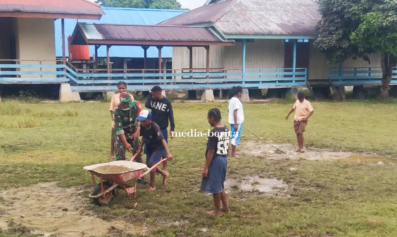 Menjaga Lingkungan Sekolah yang Bersih dan Nyaman Babinsa dan Siswa SMP Negeri 1 Web Kerja Bakti