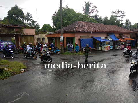 Babinsa Bantu Atur Lalu Lintas di Jalan Raya