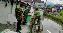 Babinsa Dampingi Vaksinasi dan Pembongkaran Jamban