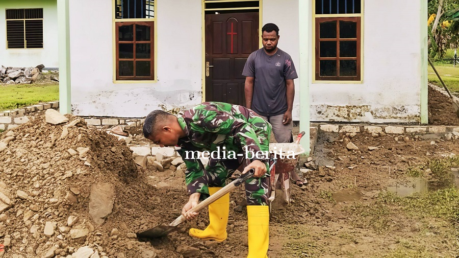 TNI-Rakyat Solid Gotong Royong Timbun Teras Gereja