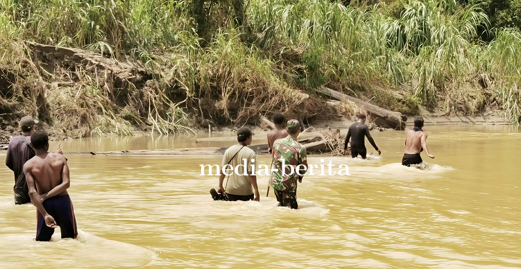 Babinsa dan Basarnas Sisir Aliran Sungai Sepanjang 4 Kilometer Cari Korban Hanyut