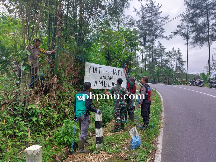 Rambu Pengaman Dipasang Jalan Rawan Amblas
