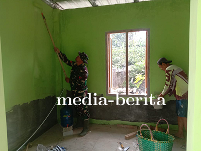 Sinergi TNI dan Warga Desa Sijenggung dalam TMMD ke-120 Mengecat Rumah Bapak Sutono