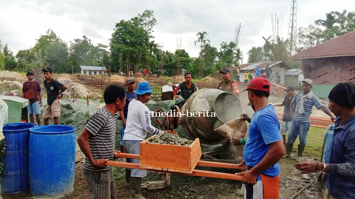 Wujud kokohnya Toleransi Diwilayahnya, Babinsa Skanto Ikut Kerja Bakti Pembangunan Gereja