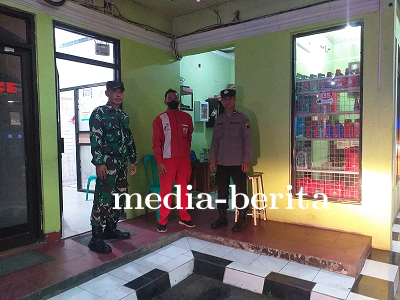 Jaga Keamanan Wilayah Babinsa Bersama Bhabinkamtibmas Laksanakan Patroli Malam