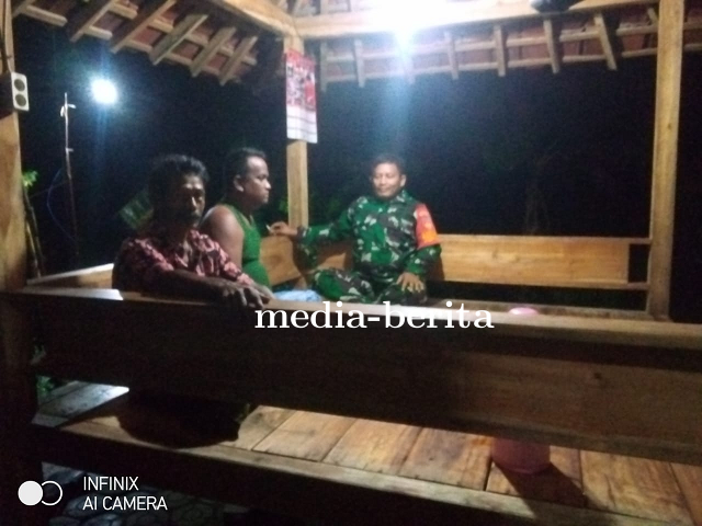 Babinsa Koramil Warureja Kodim 0712 Tegal Bersama Waga Gelar Komsos Di Pos Kamling