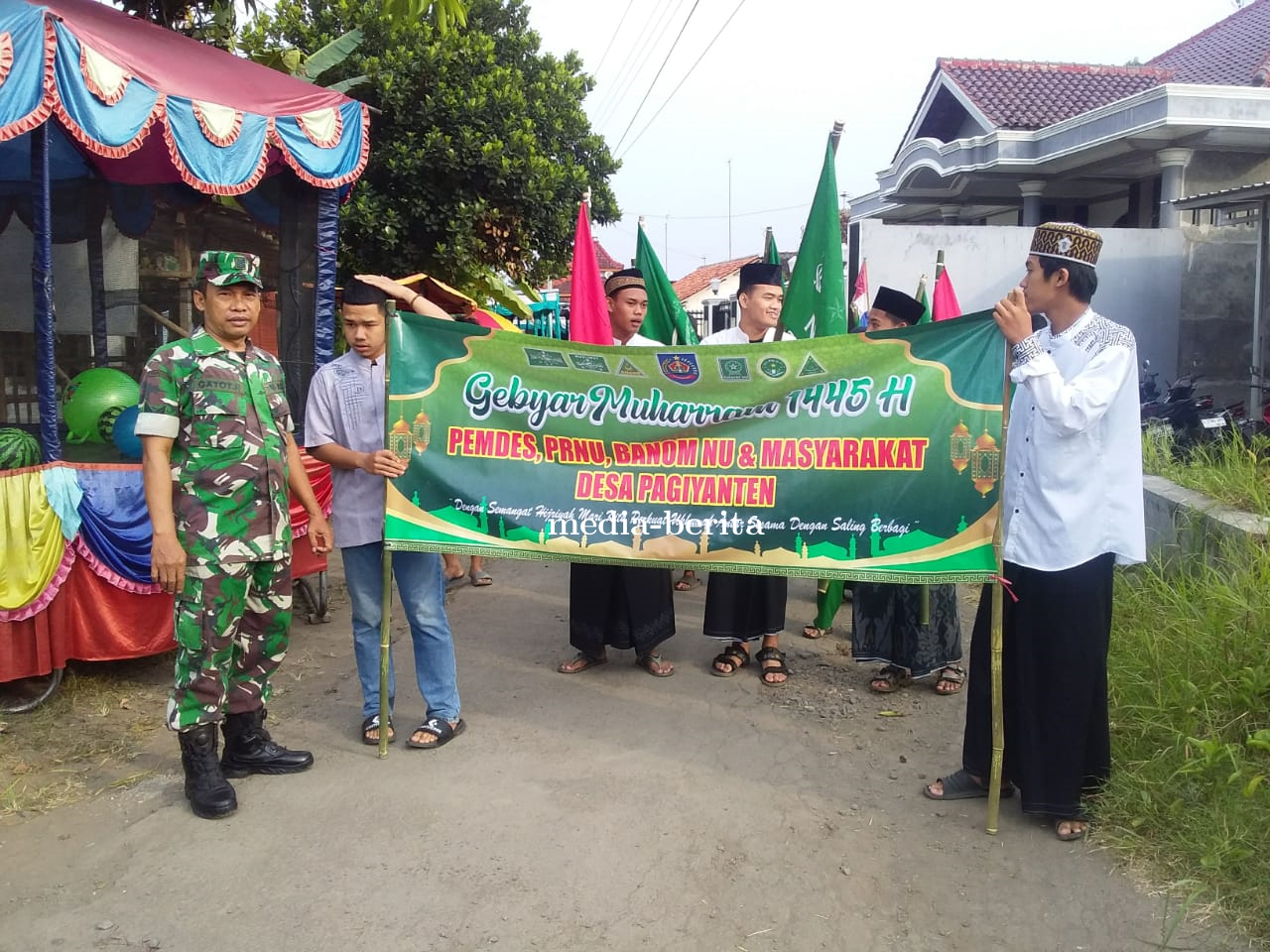 Babinsa Adiwerna Monitoring Dan Pengamanan Karnaval Gebyar Muharrom 1445 H