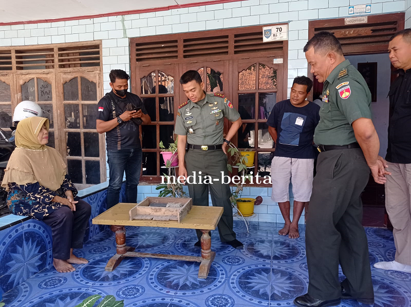 Dandim Tegal Menerima Penyerahan Granat, Magazine Dan Munisi Dari Warga