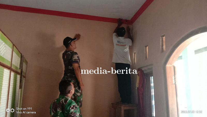Babinsa Koramil Adiwerna Cepat Tanggap Perbaiki Plafon Rumah Pasca Gempa