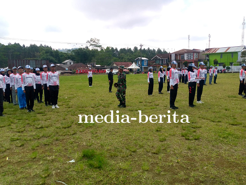 Babinsa Bersama Babinkamtibmas Karangkobar Latih Paskibra Kecamatan Karangkobar