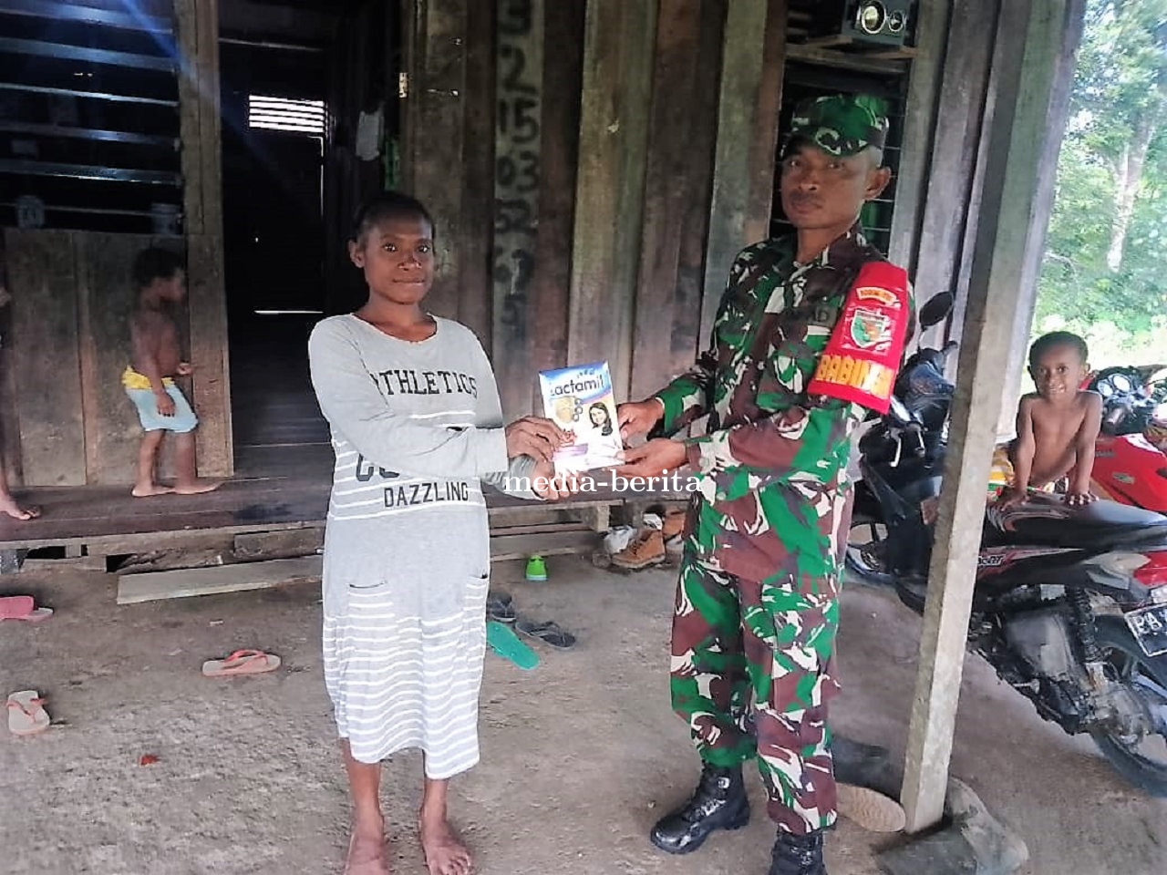 Kodim Jayapura Terjunkan Babinsa Serahkan Bantuan Susu Untuk Ibu Hamil