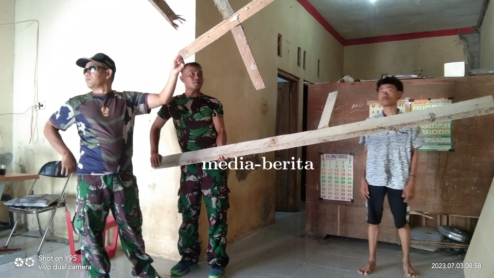 Anggota Kodim Tegal Bantu Perbaikan Rumah Warga Binaan Yang Terdampak Gempa Bumi
