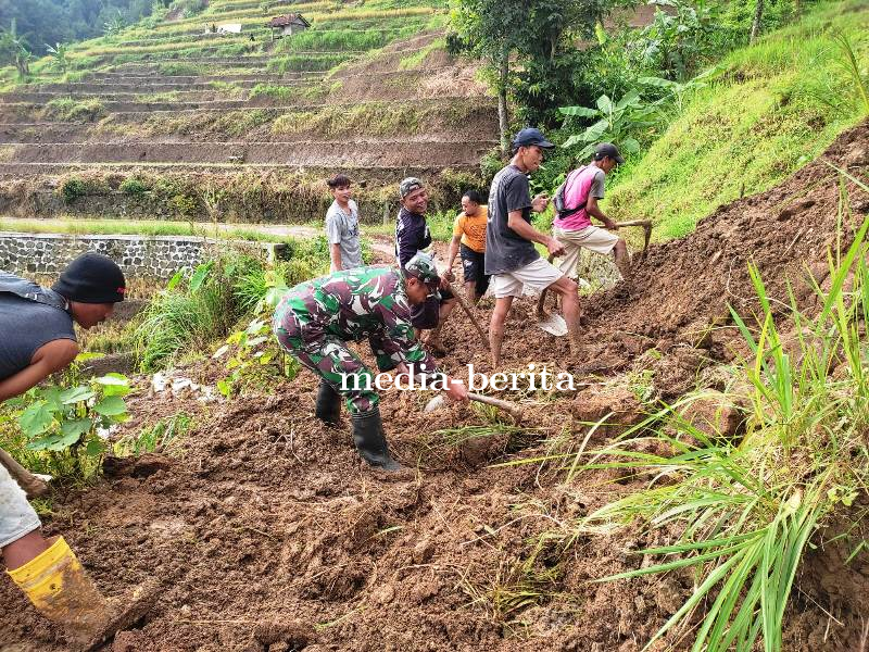 Sempat Tertutup Longsor Tebing, Akses Jalan Desa Waru Kini Normal Kembali