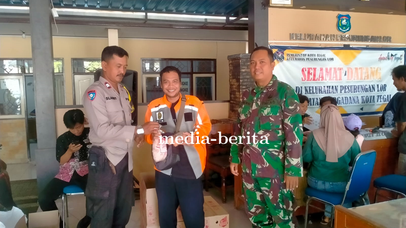Peduli Stunting, Babinsa Koramil Sumrpanggang Damping Penyaluran Makanan Tambahan