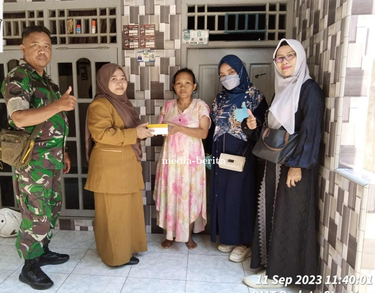 Babinsa Tegal Barat Dampingi Penyaluran Pemberian Makanan Tambahan Kepada Balita Stunting